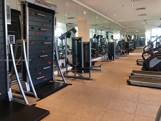 Building Photo - 1600 NE 1st Ave