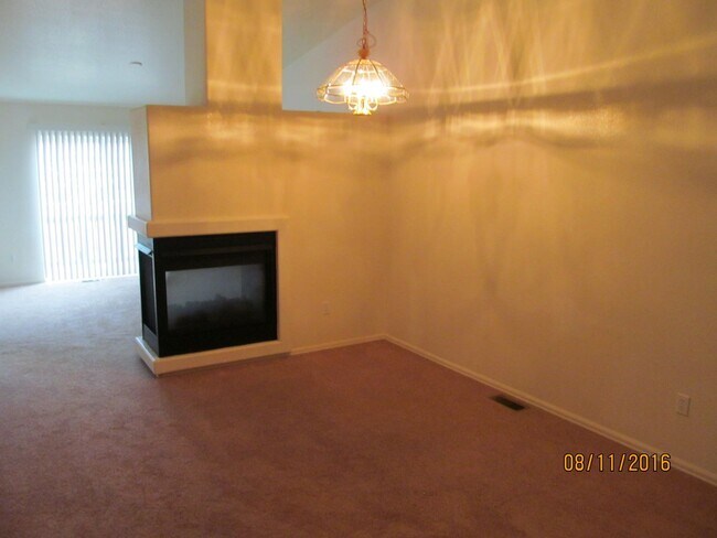 Building Photo - FEELS LIKE HOME! 2BD CONDO with MOUNTAIN VIEWS - Security Deposit Waiver Available