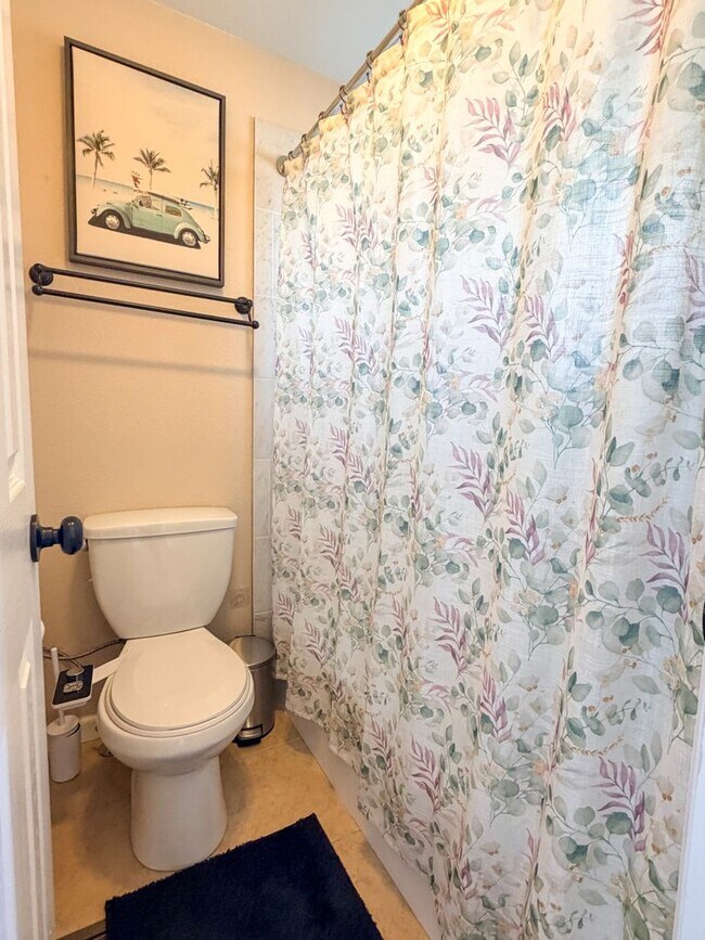 Building Photo - Open and Bright Corner Unit