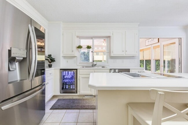 Building Photo - 329 Santee Dr