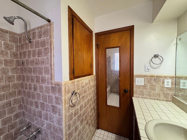 Building Photo - Lovely Brick Home in NW OKC near Lake Hefner