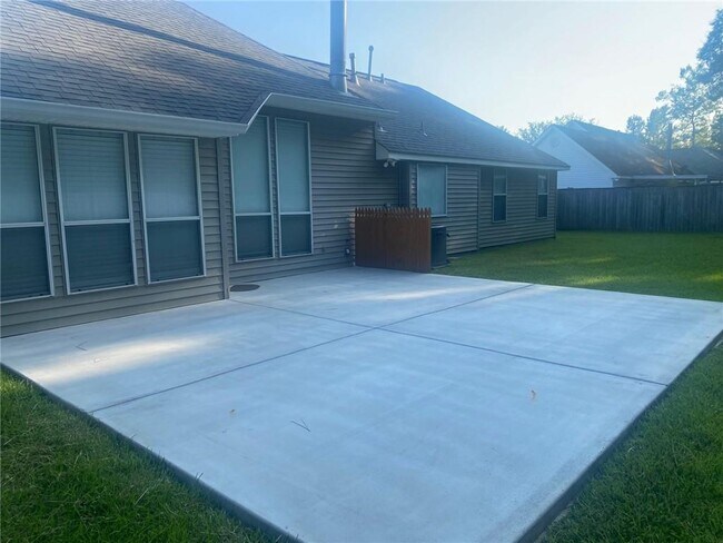 Building Photo - 114 Lazy Creek Dr