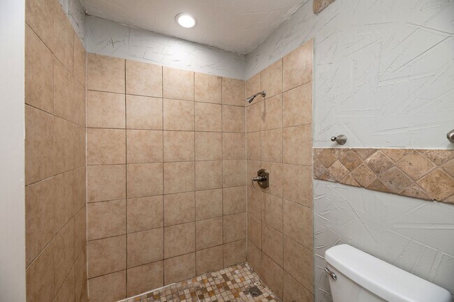 Building Photo - AVAILABLE NOW! NICE 3 BEDROOM HOME LOCATED IN ARLINGTON, TEXAS!