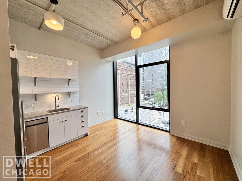 Building Photo - 640 N La Salle Dr