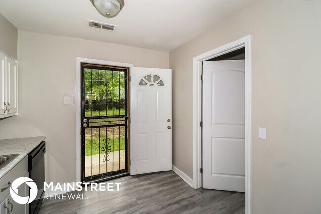 Building Photo - 563 Sandridge St