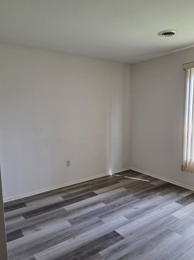 Building Photo - Ranch in Bear/Newark Area