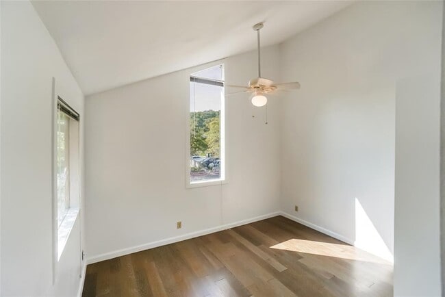 Building Photo - 1122 Hollow Creek Dr