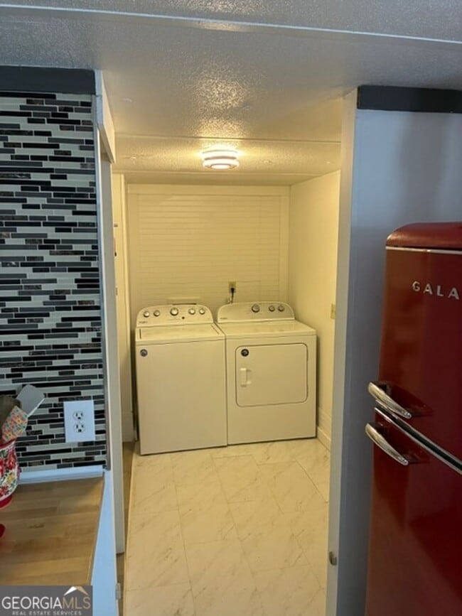 Building Photo - 215 Lynn Dr