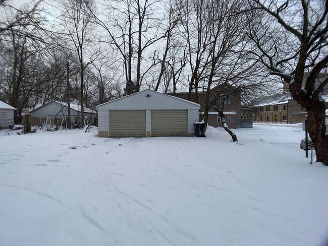 Building Photo - Duplex in Niles