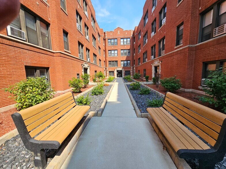 Building Photo - 3931 N Janssen Ave