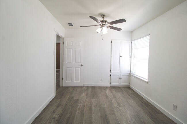 Building Photo - 2950 Lasses Blvd