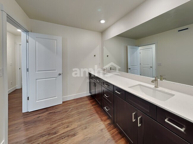 Building Photo - 1069 S Woodsome Ave