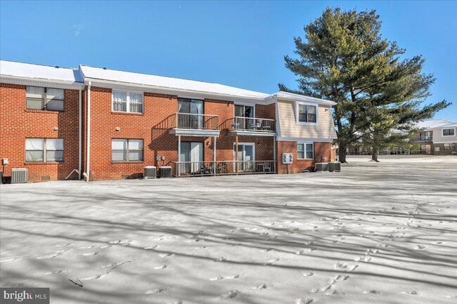 Building Photo - 915 Silver Ct