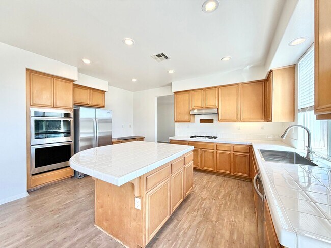 Building Photo - Spacious 3 Bedroom Home with Loft, Large Backyard & 2 Car Garage