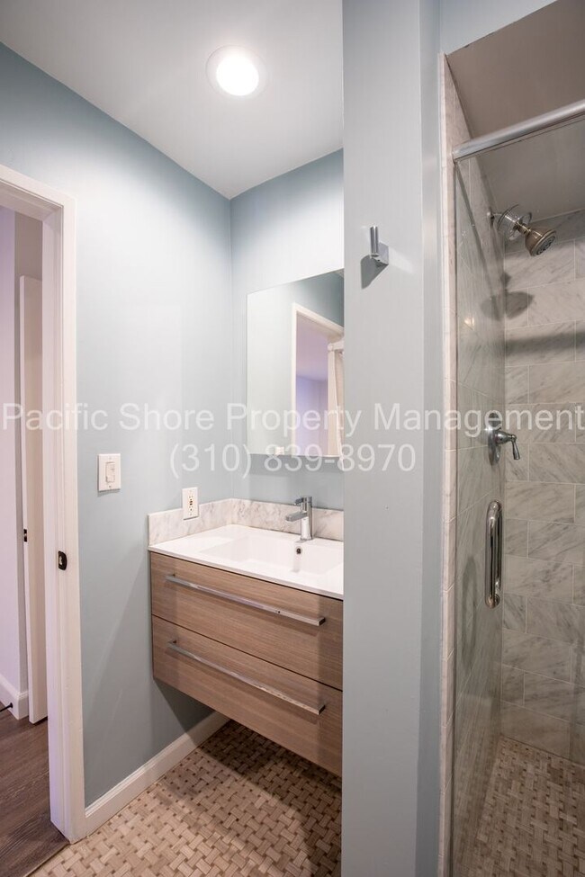 Building Photo - Updated 3-Bedroom First-Floor Condo in Prime Santa Monica Location