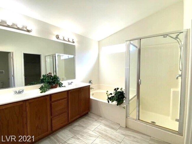 Building Photo - Gated Community! Fabulous 4 Bedrooms Plus ...