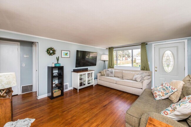 Living room - 175 Rosslyn Ave