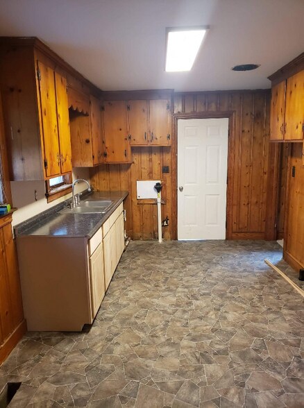 Building Photo - 811 Paul St