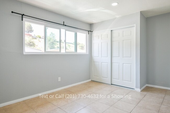 Building Photo - 3 Bedroom, 1.5 Bath Apartment with Garage ...