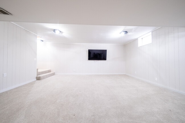 Building Photo - 1410 Juneau Ln N