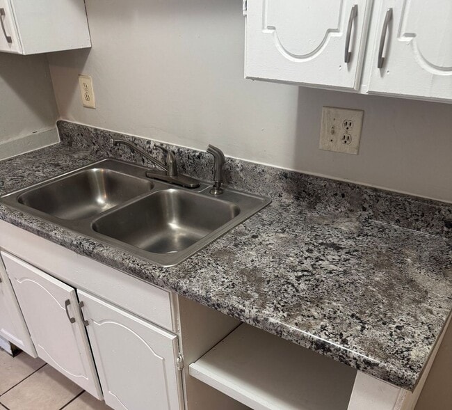 Building Photo - 3772 Hyacinth Dr