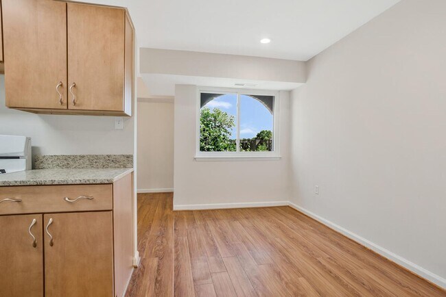 Building Photo - Coming Soon! 2 bedroom condo in Annapolis!