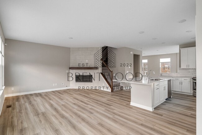 Building Photo - Move-In Ready Modern Townhome in Sought-Af...