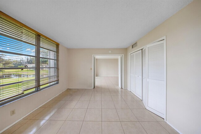 Building Photo - 2601 S Palm Aire Dr