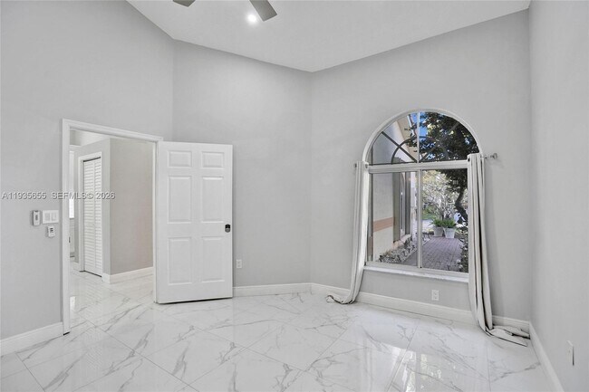 Building Photo - 652 W Palm Aire Dr