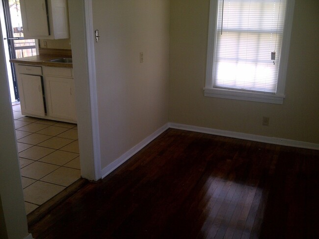 Building Photo - Cute 2/1 just a mile from Overton Park!