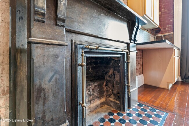 Building Photo - 902 E Jefferson St