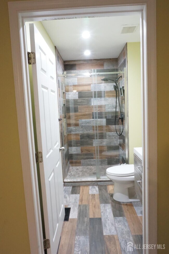 Building Photo - 160 Vasser Dr