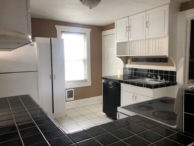 Building Photo - VINTAGE BUNGALOW NEAR CORBIN PARK AVAILABLE NOW!!