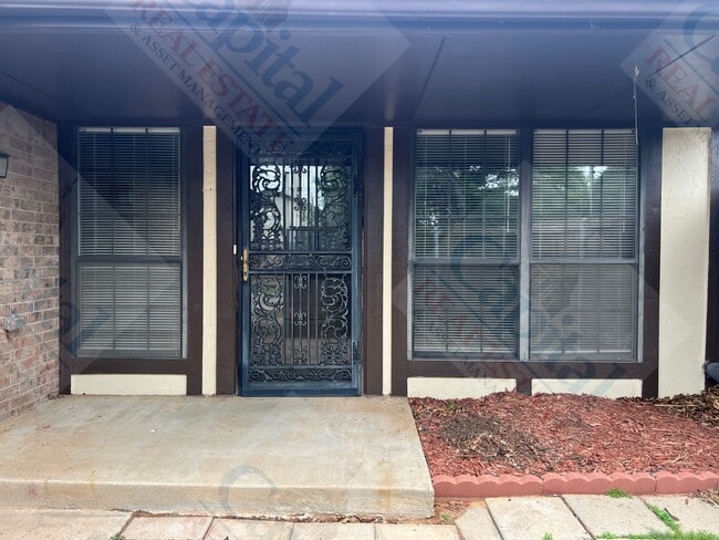 Building Photo - 2 Bedroom Duplex
