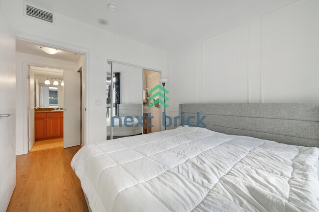 Building Photo - "Chic Urban Retreat: Stylish 1-Bedroom Condo in the Heart of Seattle!"