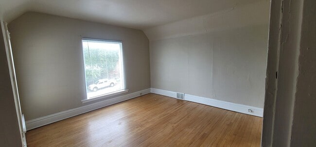Building Photo - 4 bed 2 bath