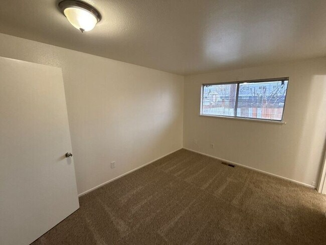 Building Photo - 848 Plymouth Dr NE