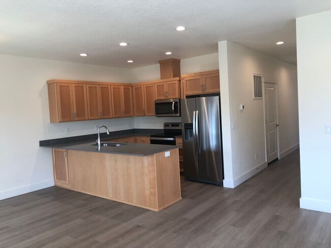 Building Photo - Newer 3 bedroom, 2.5 bath duplex in desirable neighborhood!