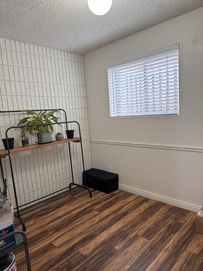 Building Photo - Charming 3-Bedroom Home with Modern Update...