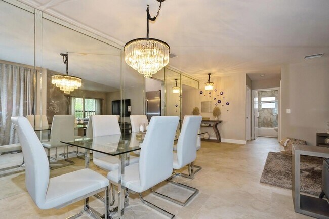 Building Photo - 4485 Carambola Cir S