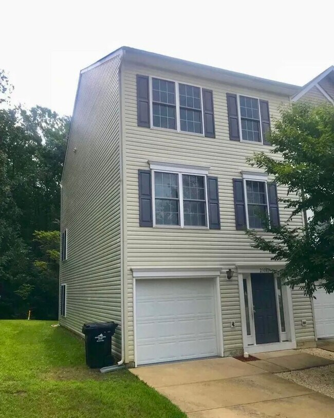 Building Photo - $2,295/Month | 3 Bed | 2.5 Bath | End-Unit Townhome in Belmont at Carmel Church | New HVAC | Wood...