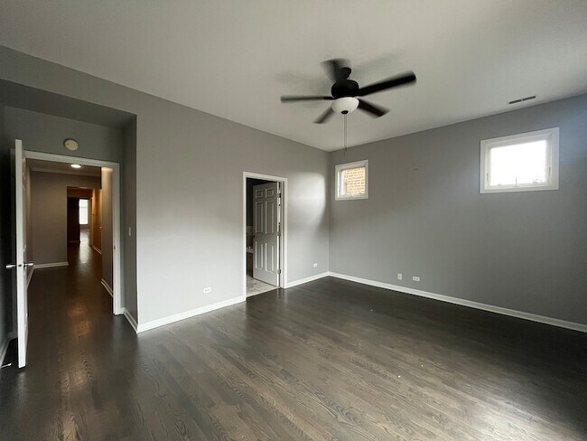 Building Photo - 540 W Oakdale Ave