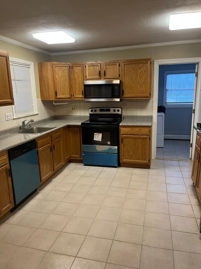 Building Photo - 4 bed 1.5 bath updated rancher new stainle...