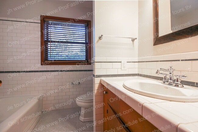 Building Photo - 2714 SE 48th Av