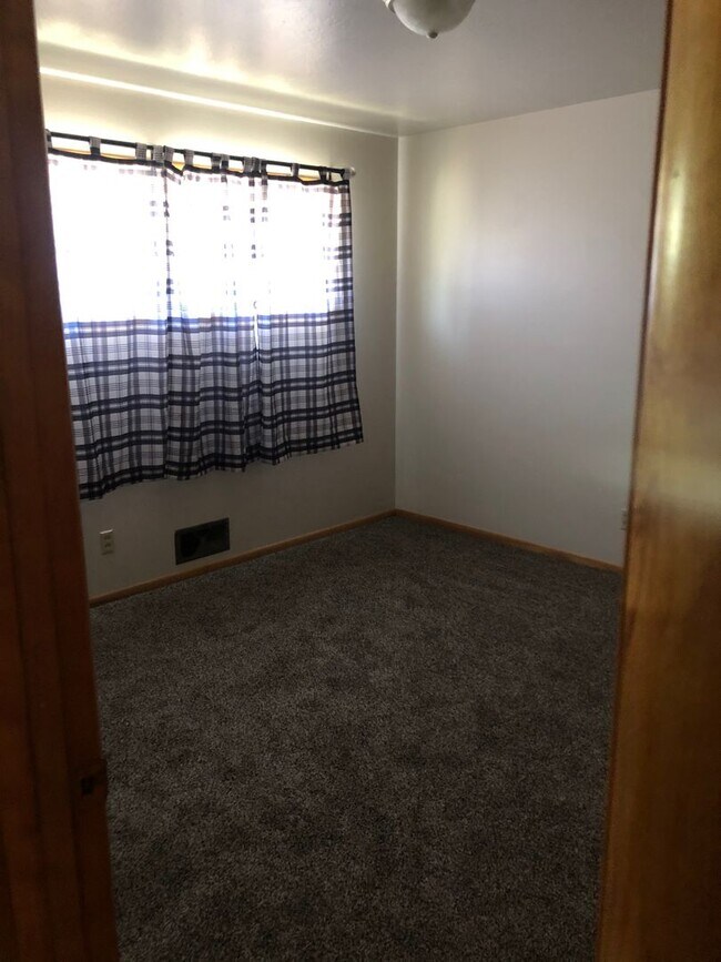 Building Photo - 3 Bed 2 Bath