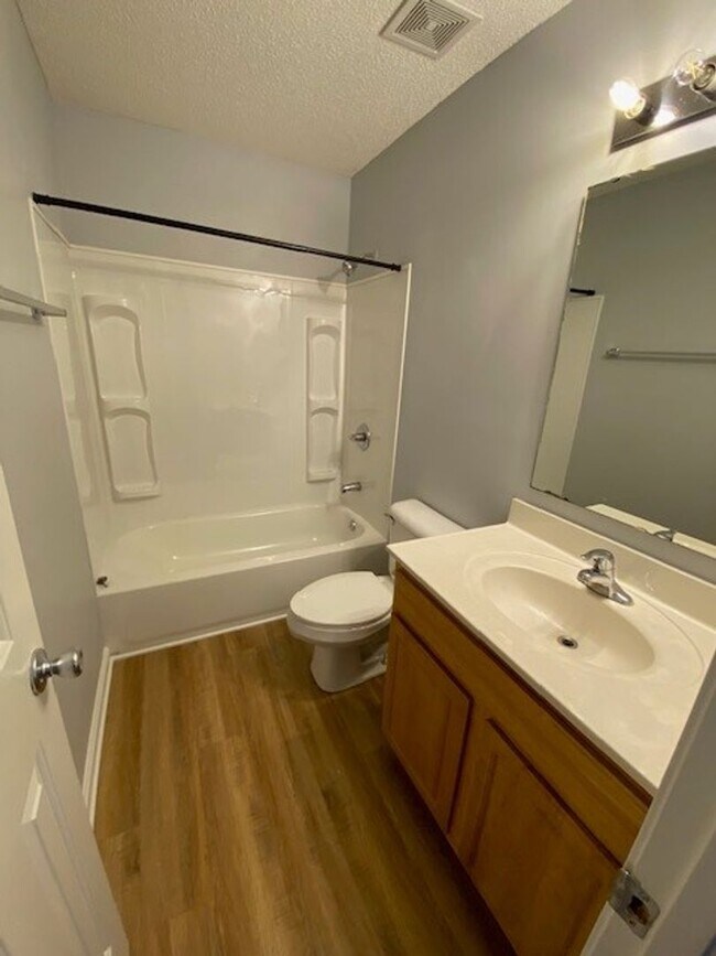 Building Photo - Welcome to this beautiful 4 bedroom, 2 bathroom home located in the desirable area of Wilmington,...