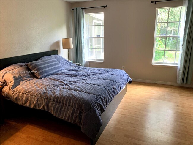 Building Photo - 325 E Plymouth Ave