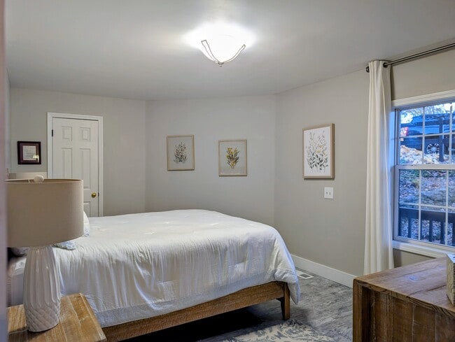 Building Photo - 842 Alpine Dr