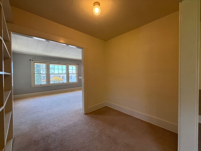 Building Photo - Fabulous Bankers Hill location 3 Bedroom Top-floor duplex unit