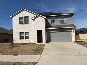 Building Photo - 4 bedroom 3 bath